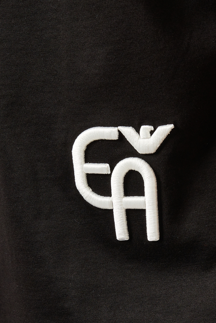 تي شيرت بشعار الماركة من التشكيلة المستدامة R-EA